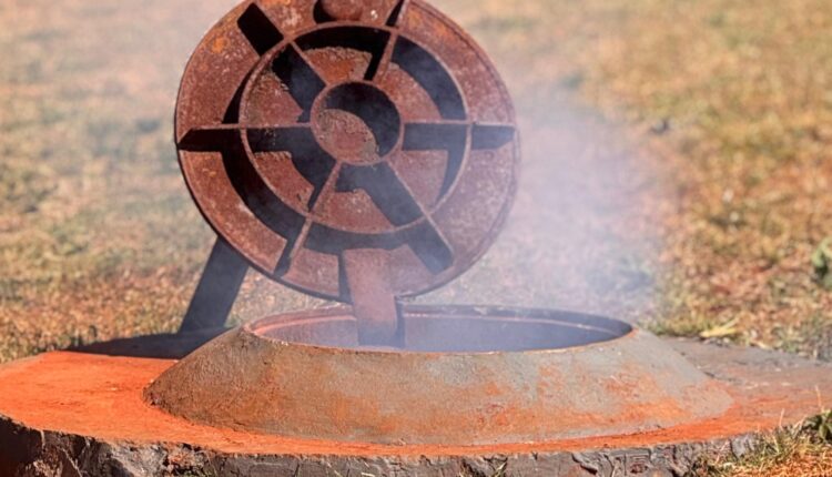 “Equipe do SAAE Costa Rica realizando a técnica do Fumacê com equipamento que solta fumaça branca para identificar ligações irregulares na rede de esgoto. Ação é segura, sem riscos à saúde ou ao meio ambiente.”