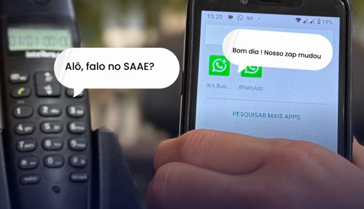 Imagem com um telefone fixo e um celular lado a lado. Acima deles aparecem ícones do WhatsApp em caixas de diálogo, com símbolos de conversa e comunicação, representando a atualização dos canais de atendimento do SAAE."